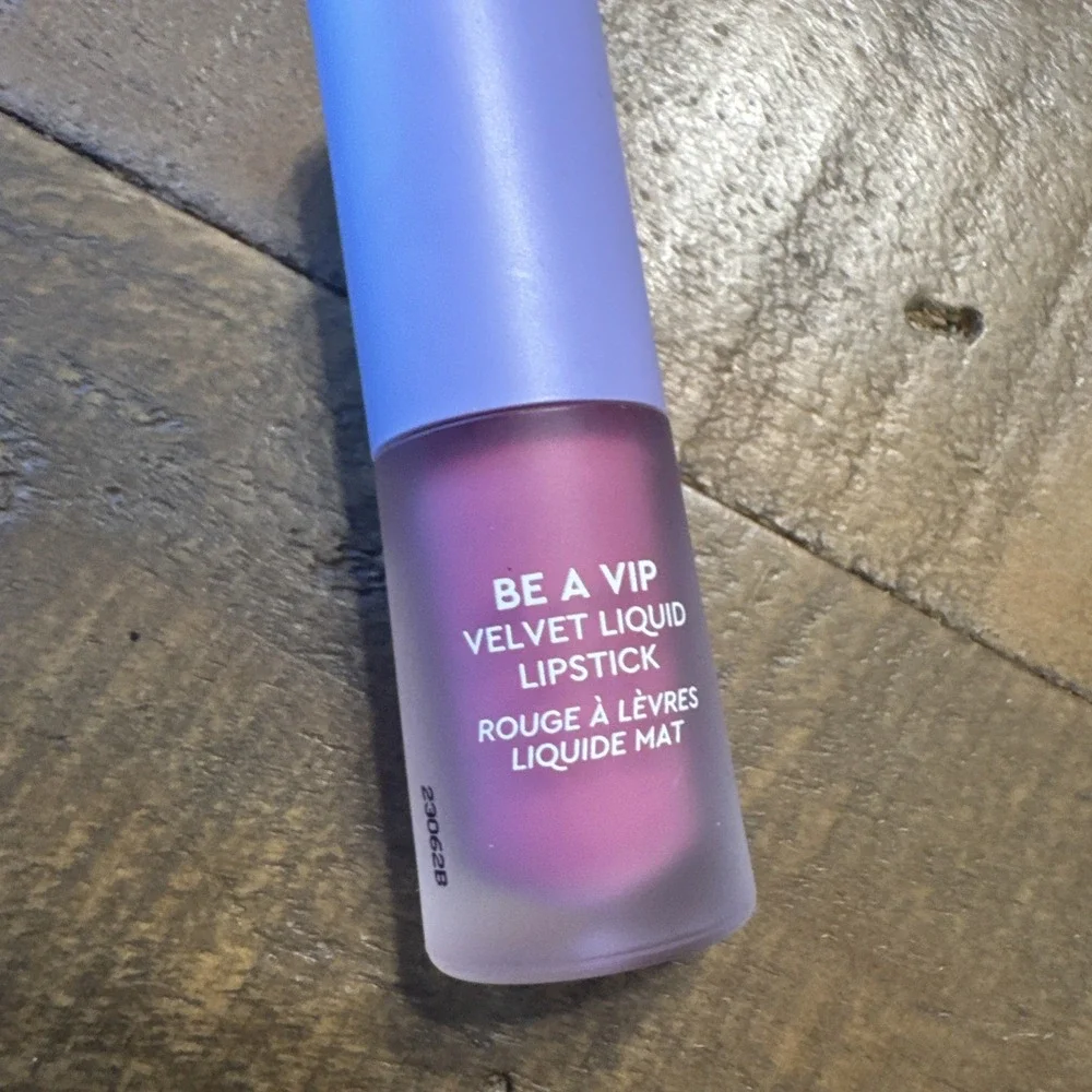FLORENCE BY MILLS Be A VIP Velvet Liquid Lipstick Pink Go Off New N2